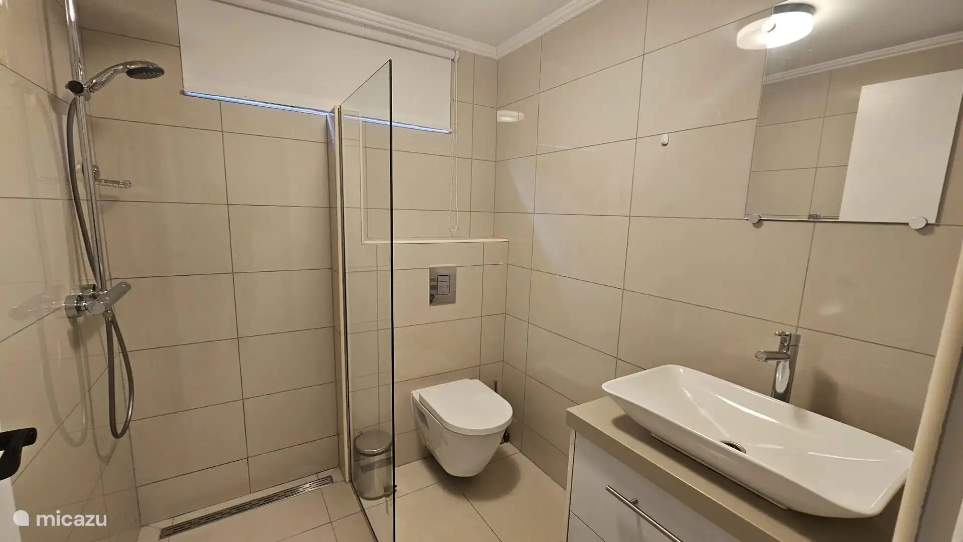 Badkamer op de beganegrond.