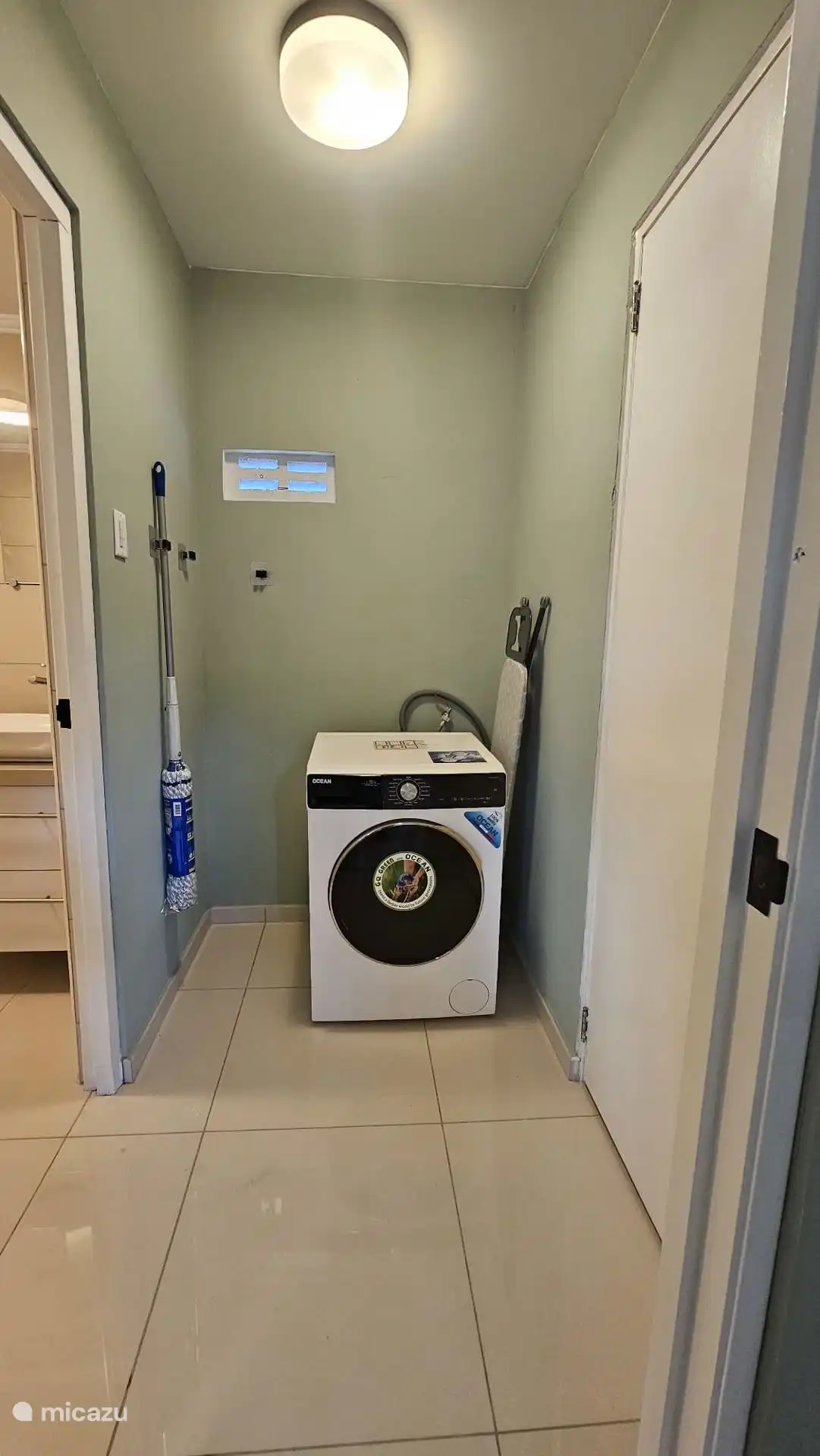 Er is een wasmachine met wasrek ter beschikking. 