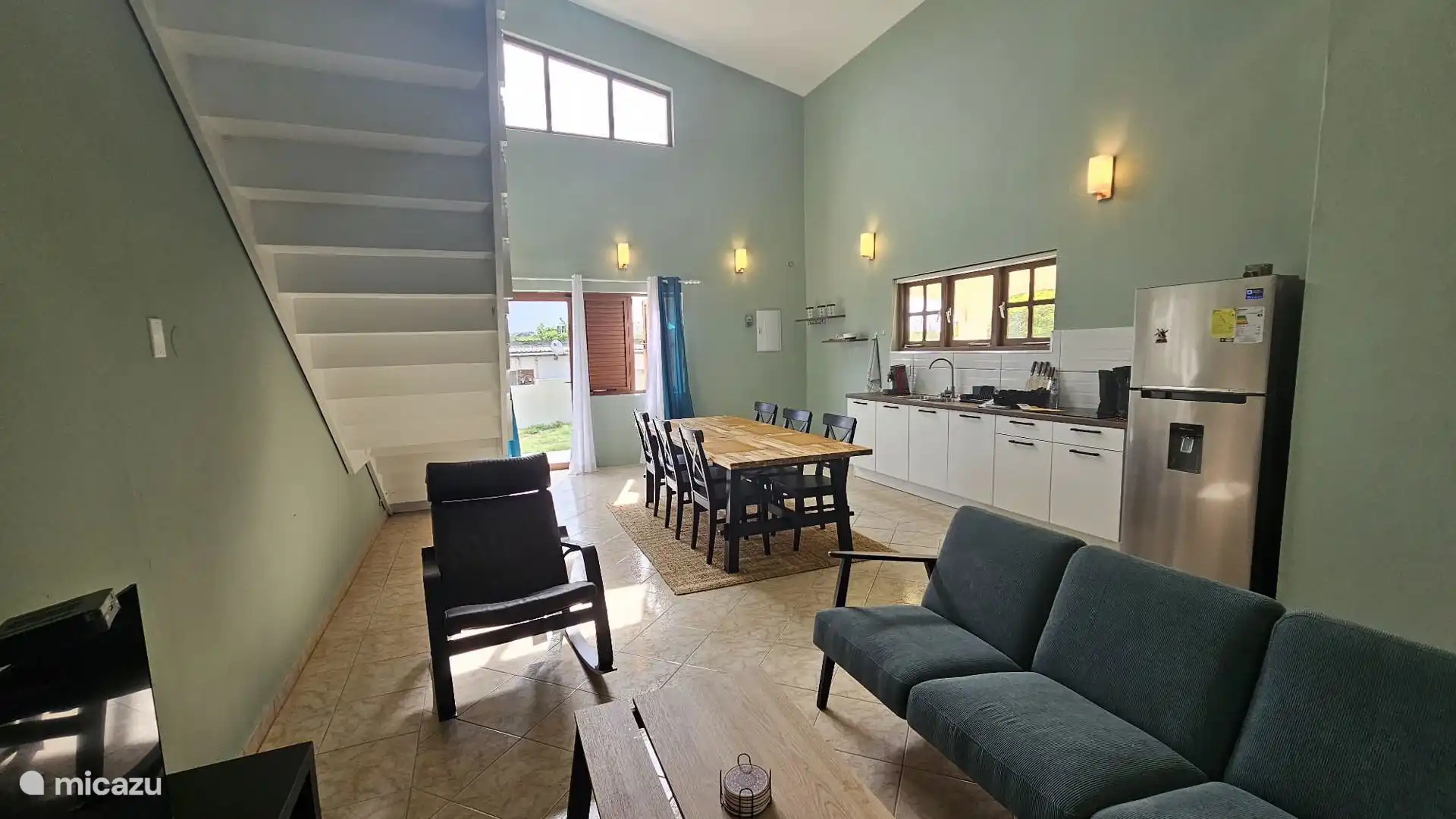 Zicht op eettafel en keuken 