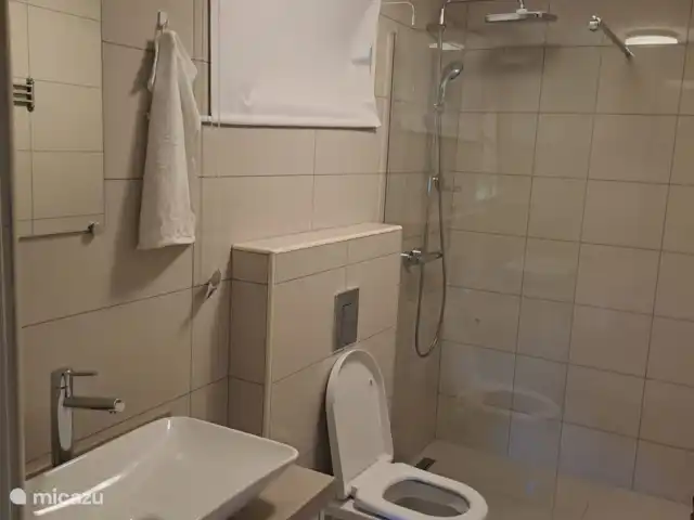 Casa di Magna Appartements - 56 | Curaçao, Banda Ariba (est), Montan'i Rei - appartement Salle de bain de la chambre principale au premier étage.