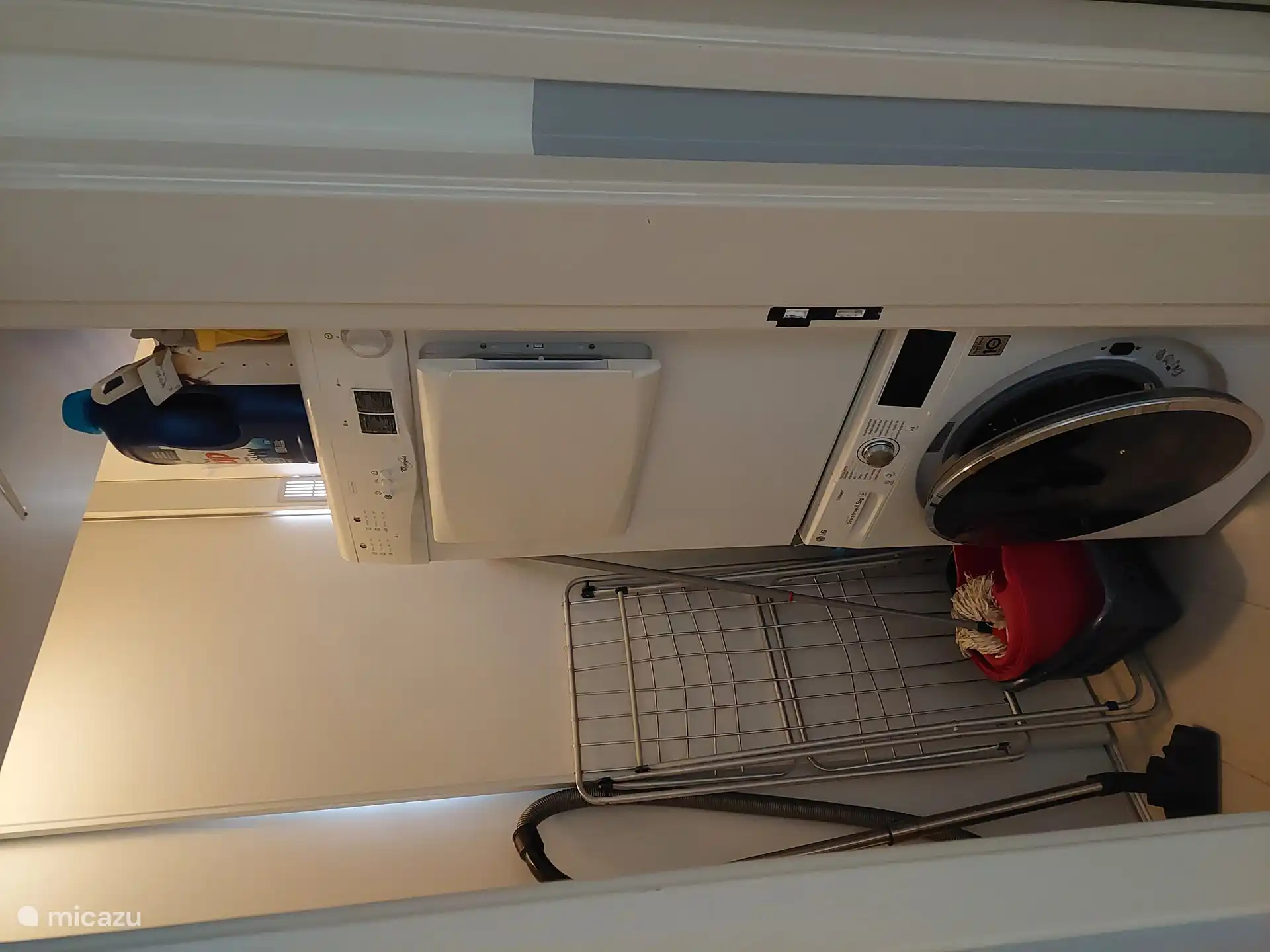 Lavadero con lavadora y secadora
