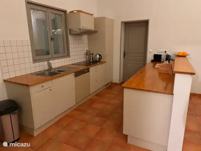 Le Chene - Le Grande Tourtre en Francia, Charente, Chalais (Charente) - bungaló Cocina con lavavajillas, nevera, horno, nespresso, cafetera pannini contigua con lavadora / secadora y combinación de nevera y congelador adicional