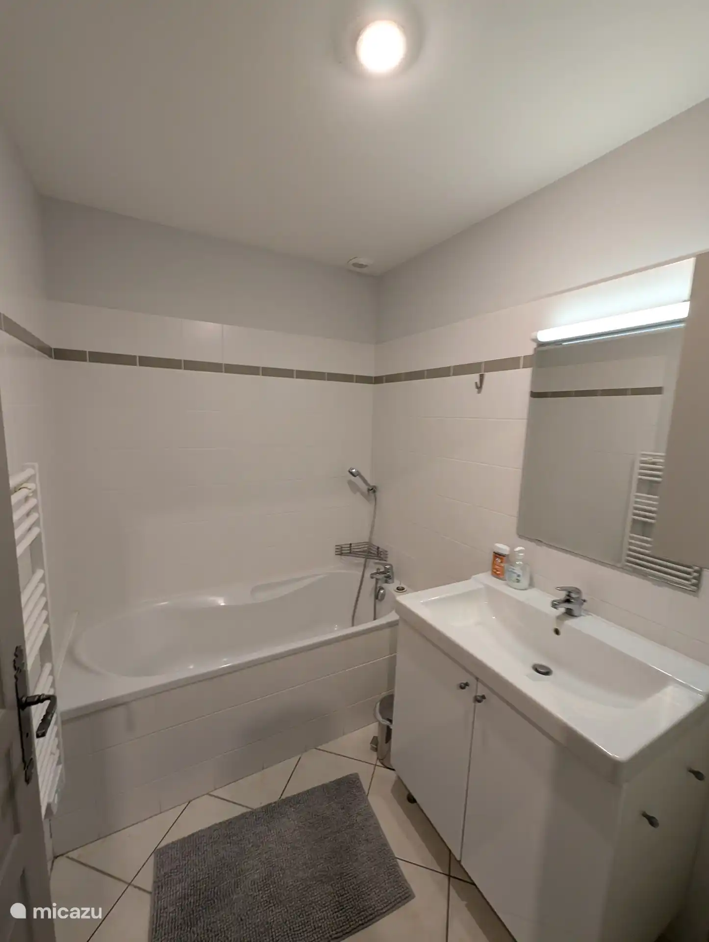 Salle de bain 2, avec baignoire avec douche et lavabo