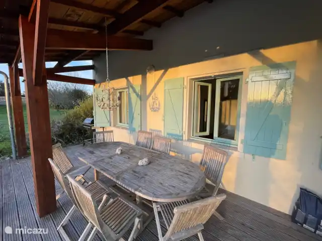 Le Chene - Le Grande Tourtre en Francia, Charente, Chalais (Charente) - bungaló Desayuna o cena bajo tu propia terraza, ¡mientras los niños chapotean!