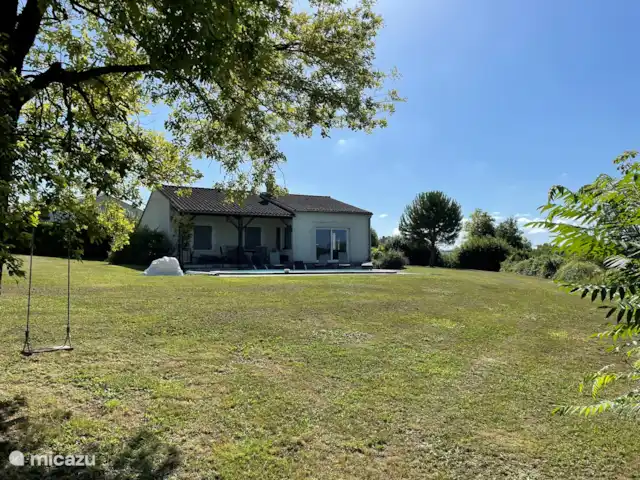 Le Chene - Le Grande Tourtre en Francia, Charente, Chalais (Charente) - bungaló Vista de la casa desde el jardín