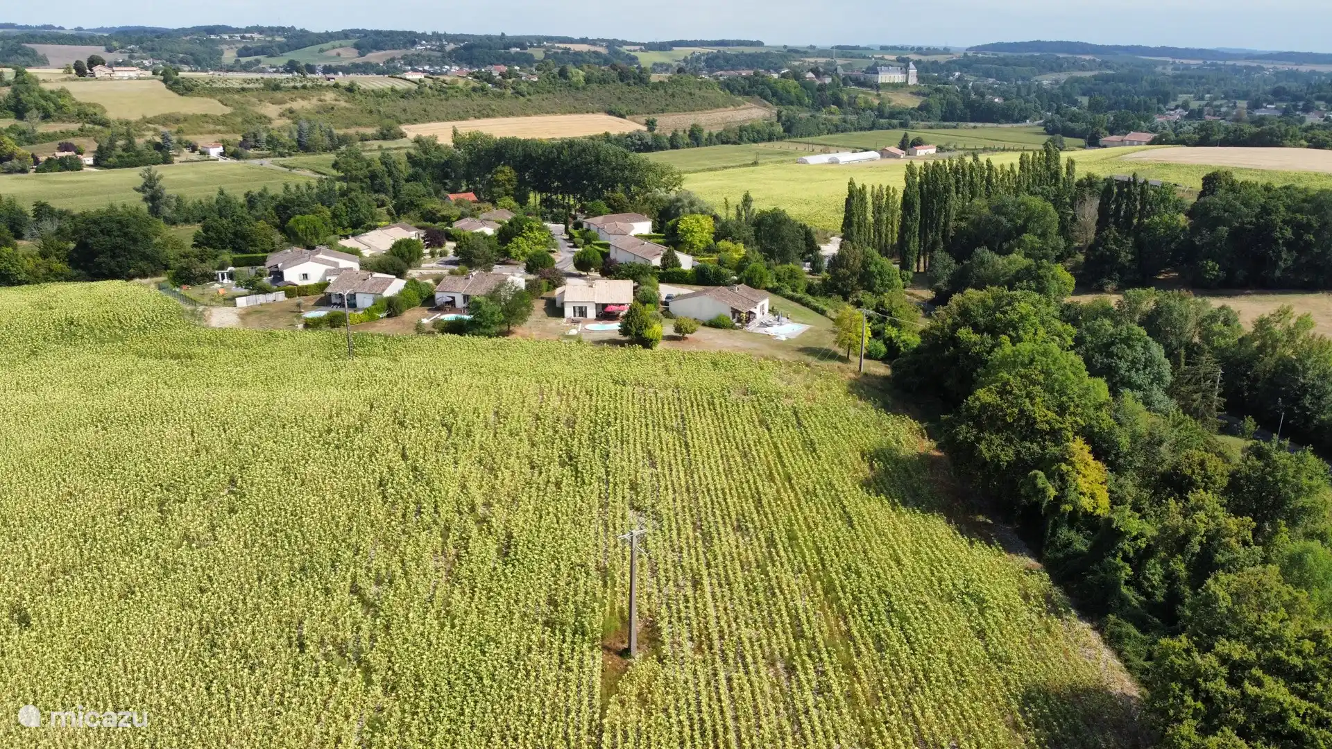 En plein air et aussi un supermarché à 5 minutes en voiture
