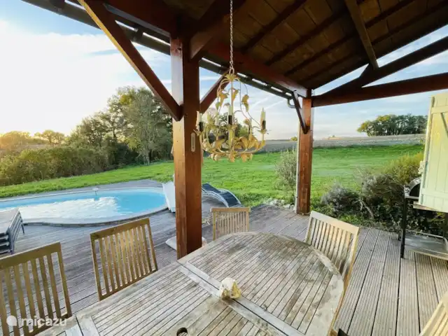 Le Chene - Le Grande Tourtre en Francia, Charente, Chalais (Charente) - bungaló Desayuna o cena bajo tu propia terraza, ¡mientras los niños chapotean!