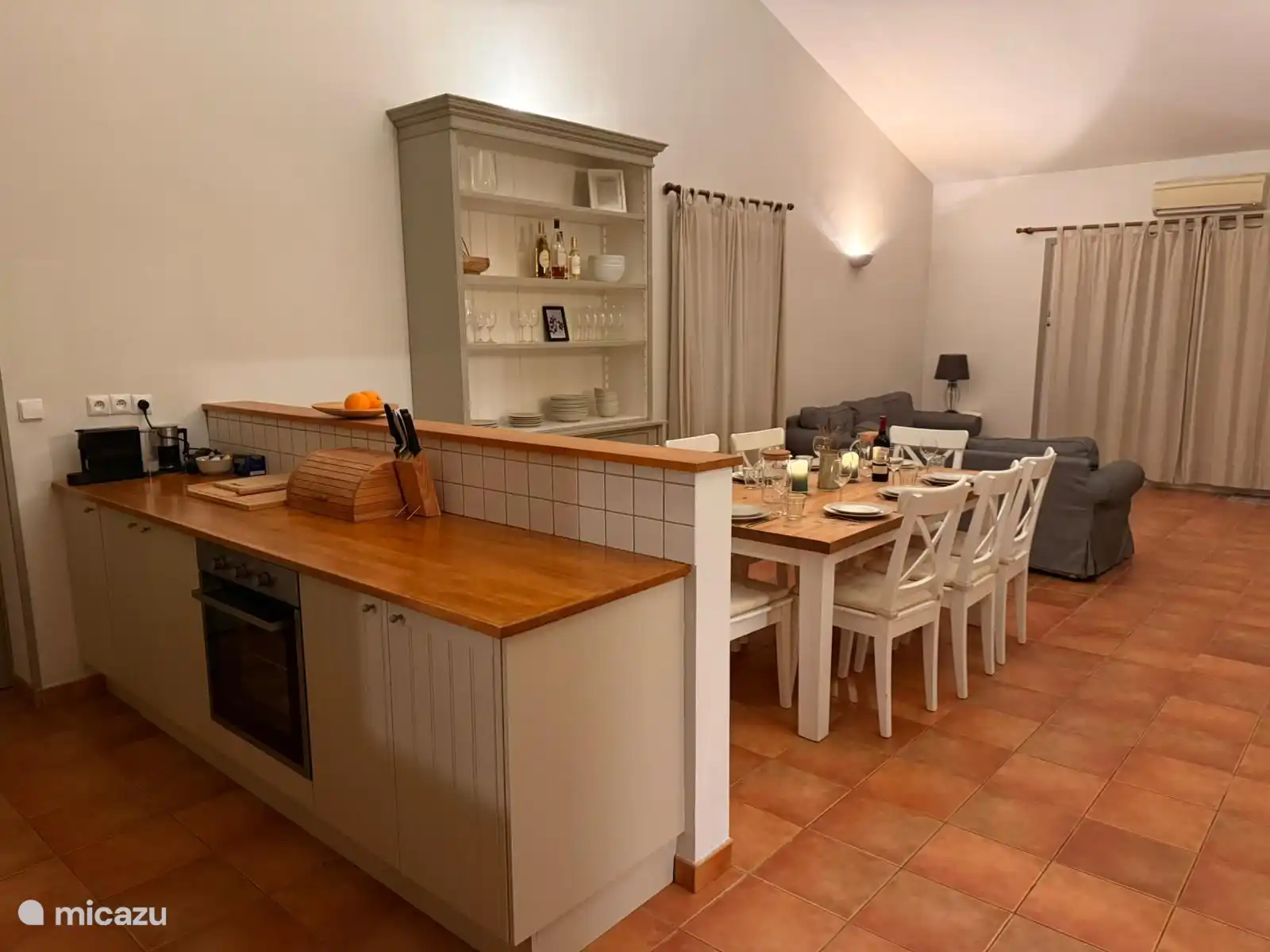 Cuisine ouverte centrée sur la pièce