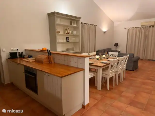 Le Chene - Le Grande Tourtre en Francia, Charente, Chalais (Charente) - bungaló Cocina abierta centrada en la habitación