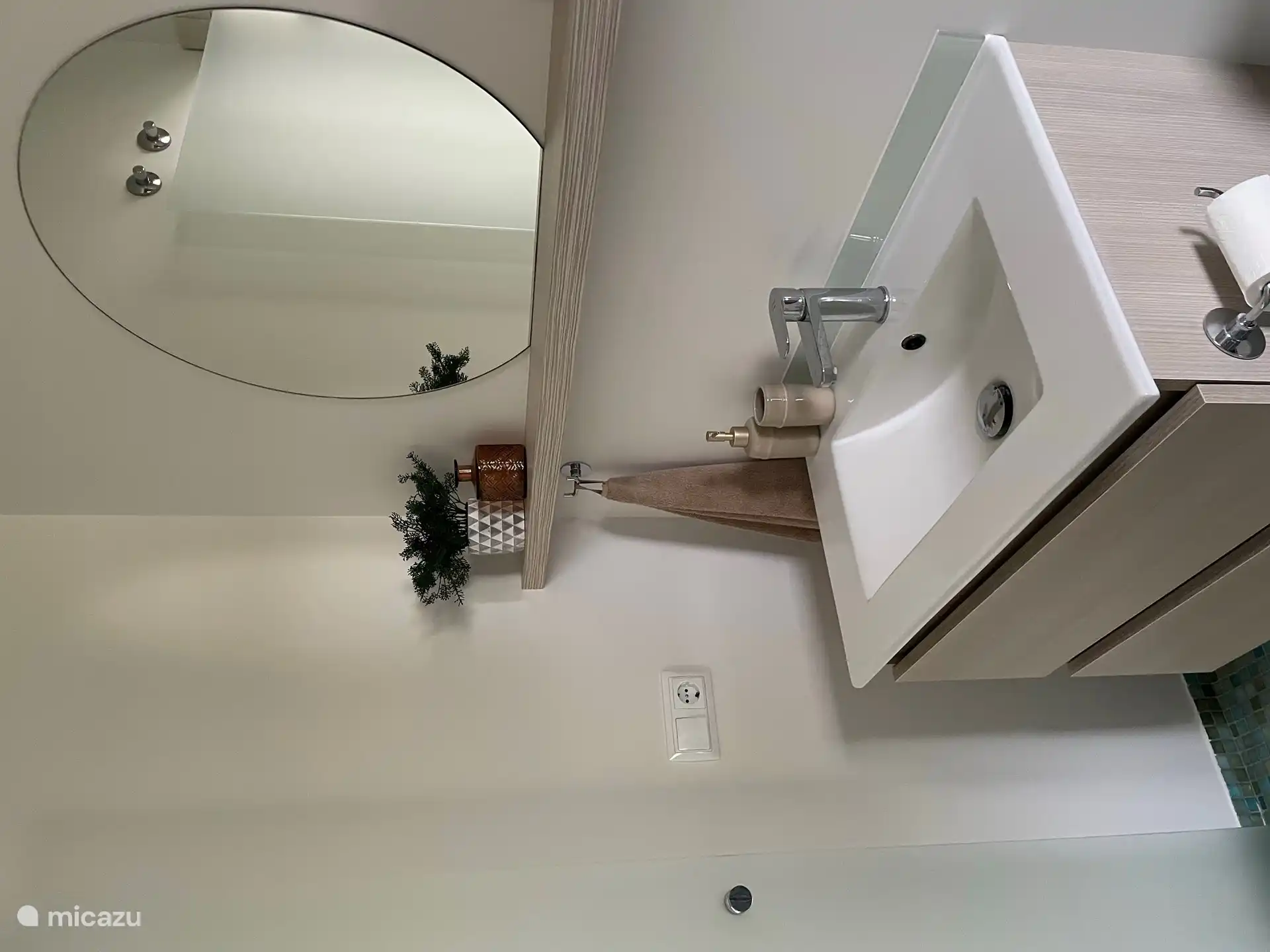 Badezimmer 1, mit angrenzendem Schlafzimmer