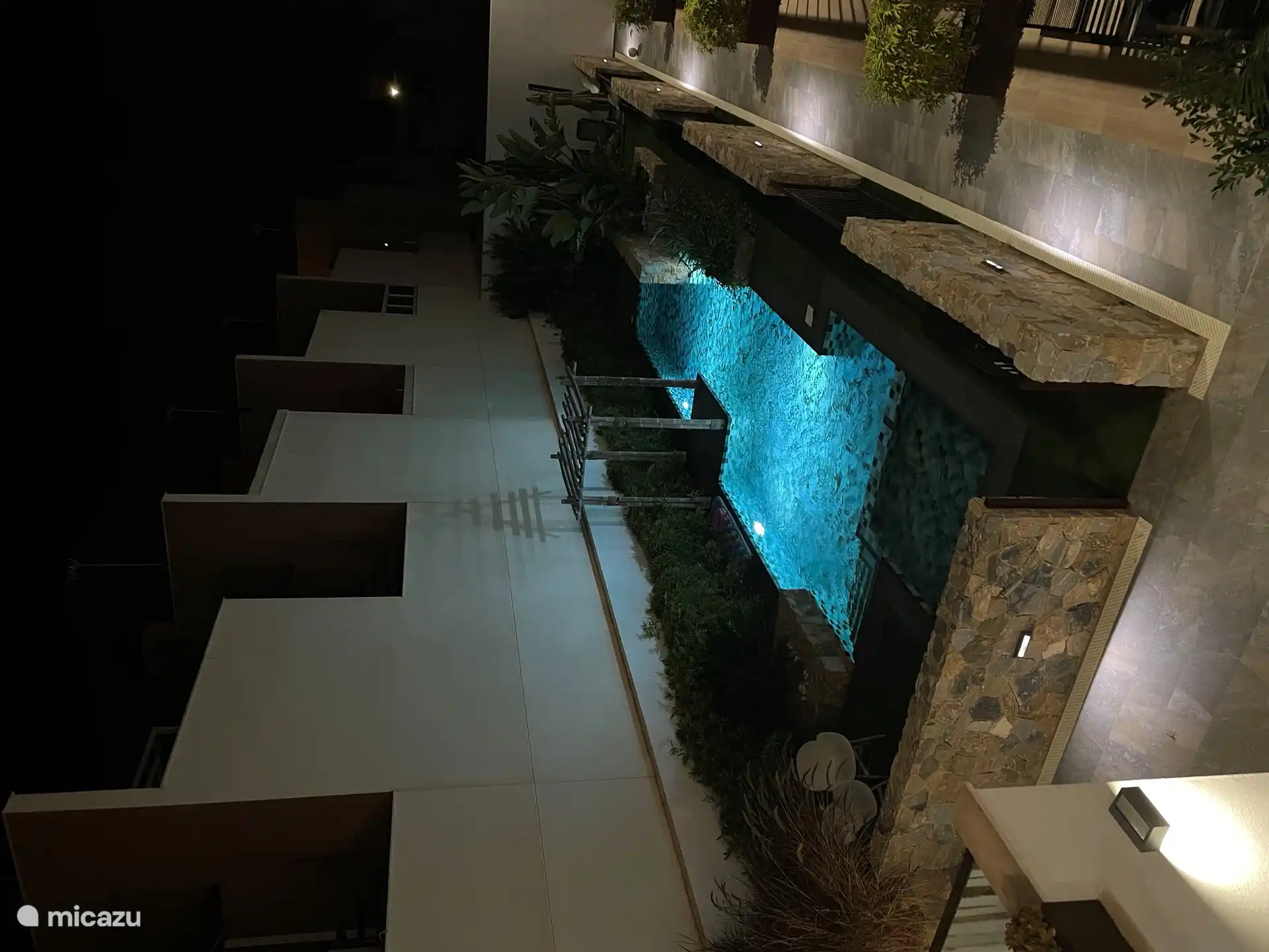 Schwimmbad bei Nacht