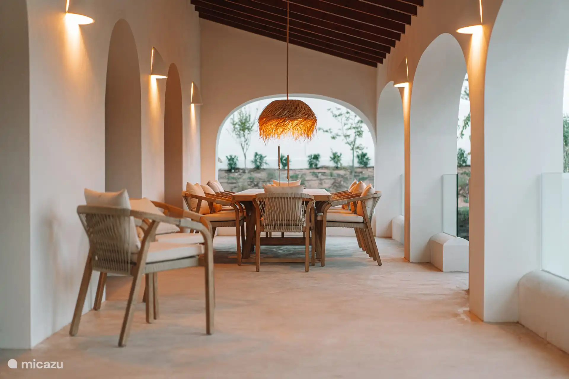 Naya - Baldachin mit Esstisch 