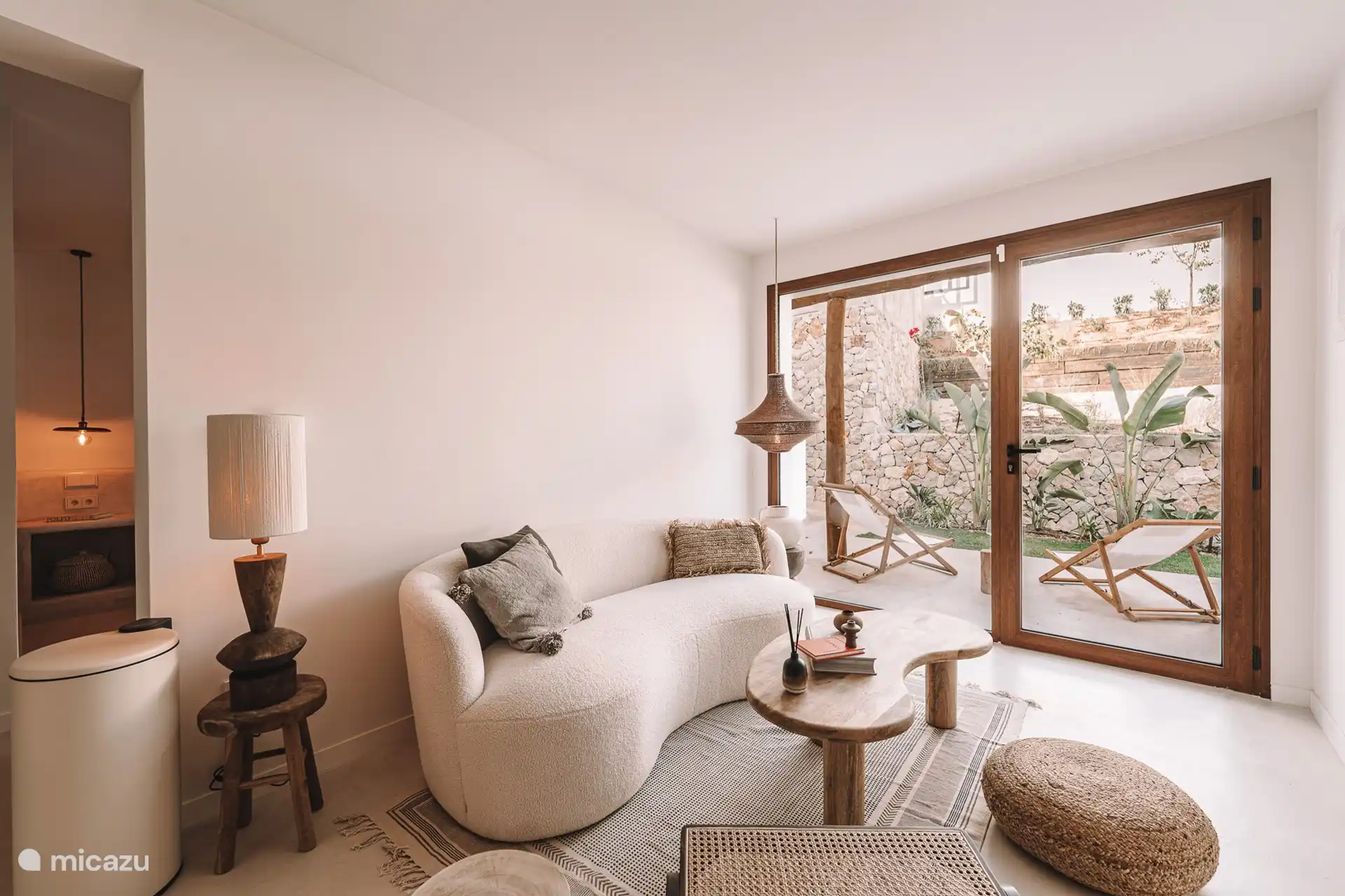 Die Wohnung Basettes - Wohnzimmer und Küche