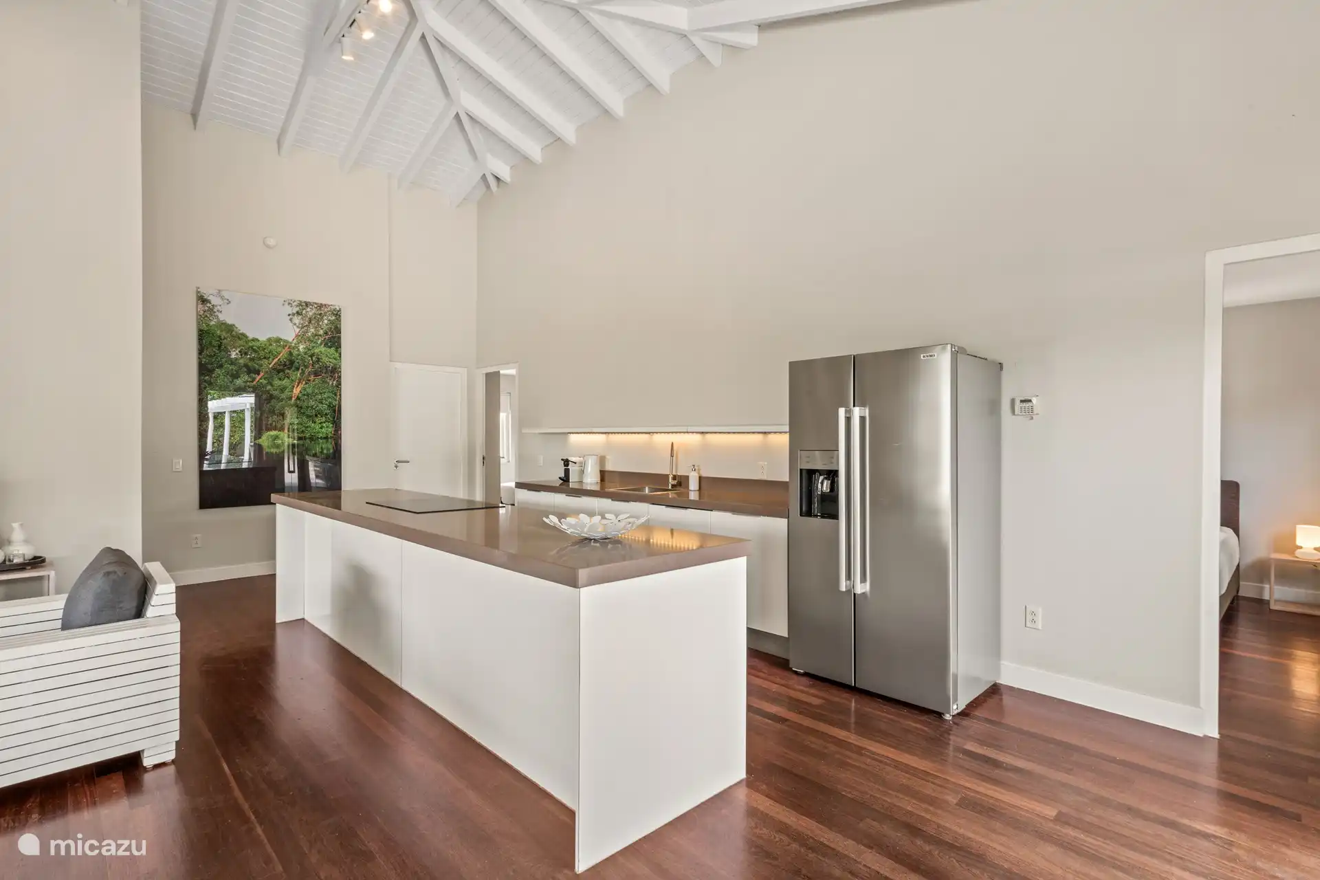 Goed ingerichte keuken met afwasmachine, oven en Amerikaanse koelkast