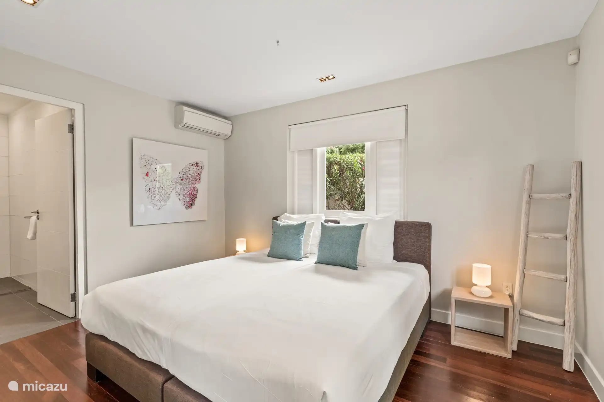 De slaapkamers zijn voorzien van airco, dubbele bedden met ensuite een eigen badkamer. 