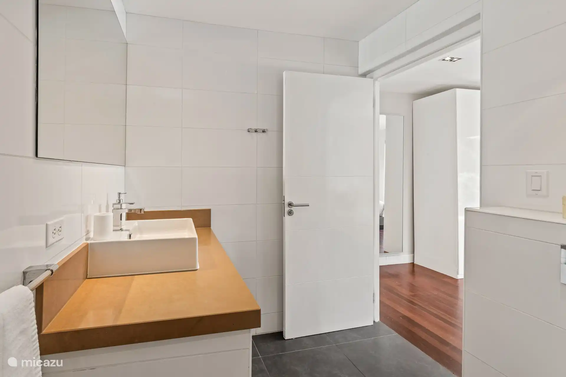 nette badkamer met inloopdouche