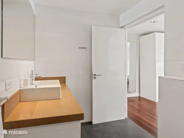 Lotus blanc | Curaçao, Banda Ariba (est), Vista Royal - villa salle de bain soignée avec douche à l’italienne