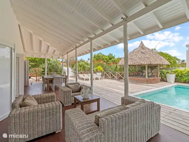 Lotus blanc | Curaçao, Banda Ariba (est), Vista Royal - villa  Le moment se déroule à l’extérieur sur Curaçao, le lotus blanc a un joli porche vivant avec un coin salon et une table extérieure.