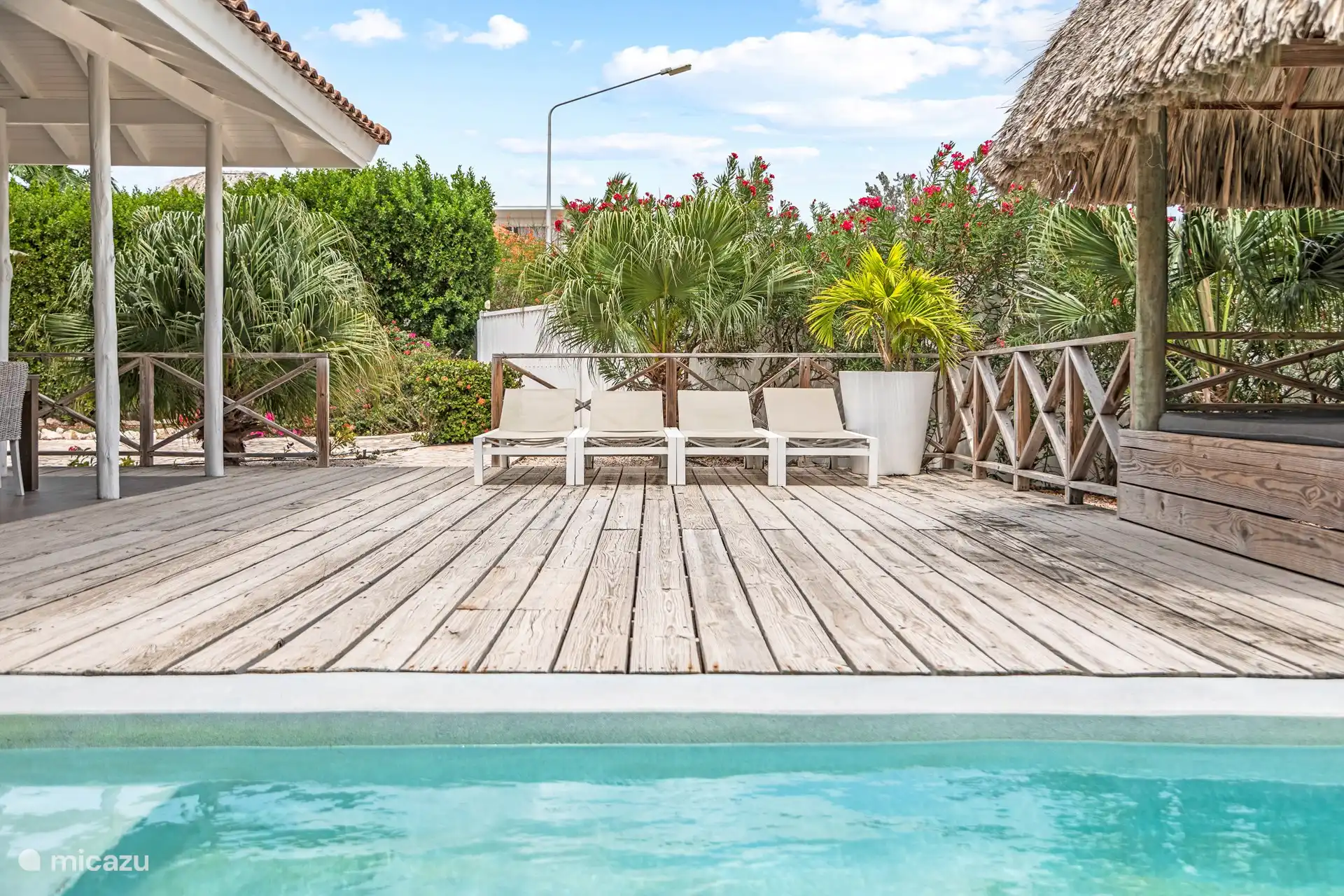 Voldoende ligbedden bij het zwembad