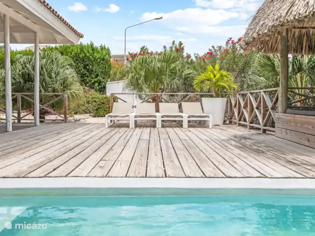 Lotus blanc | Curaçao, Banda Ariba (est), Vista Royal - villa Beaucoup de transats au bord de la piscine