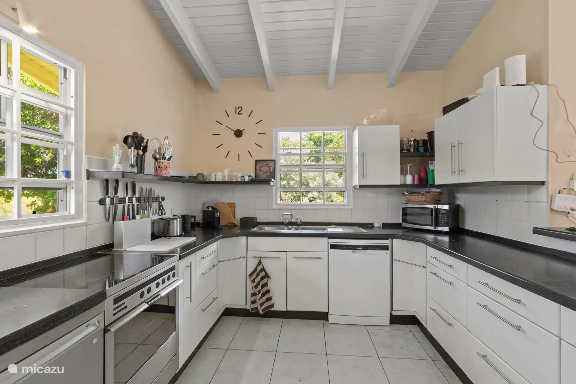 Cocina con nevera americana y congelador