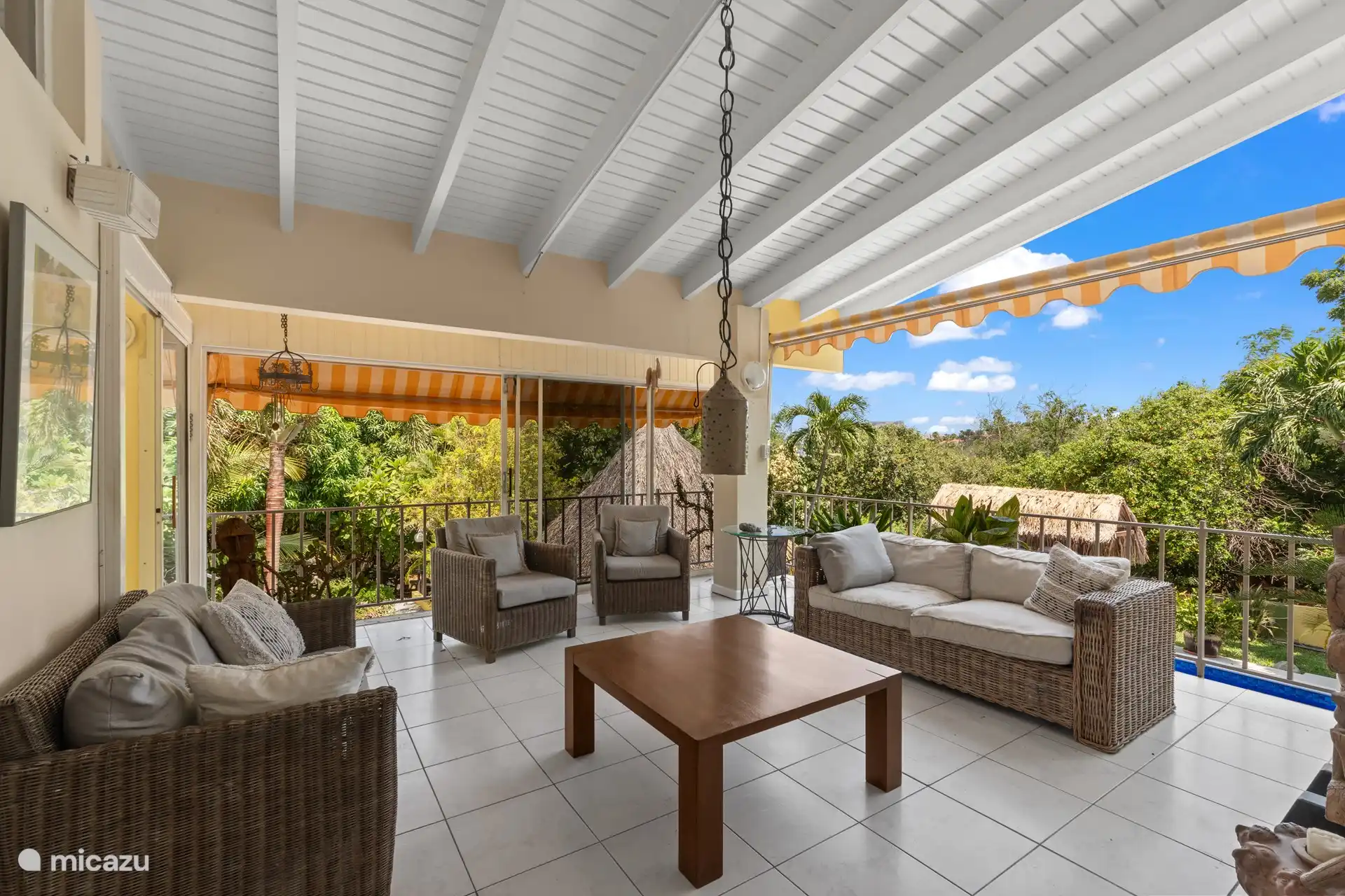 Porche - con hermosas vistas