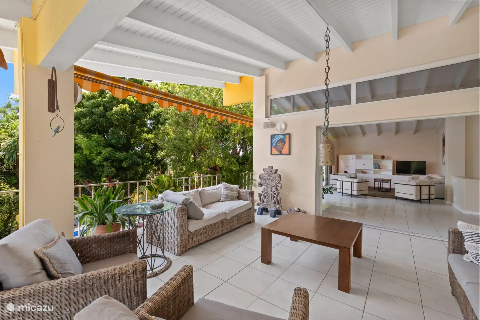 Amplio porche exterior 