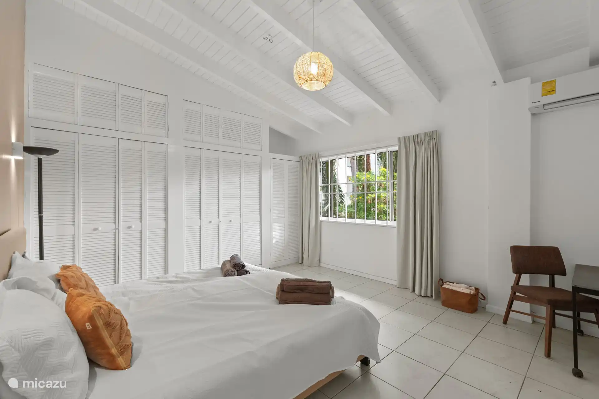 Dormitorio con mucho espacio de guardarropas