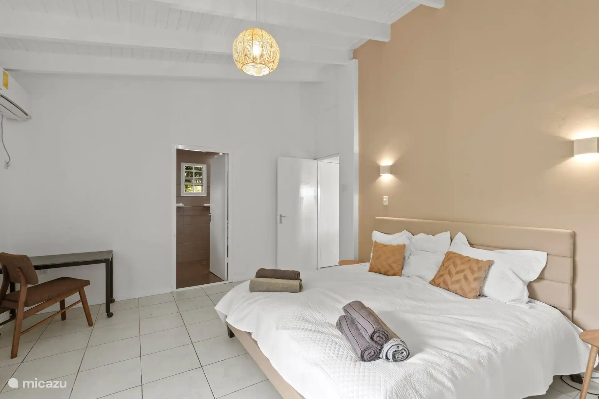 Dormitorio con baño privado