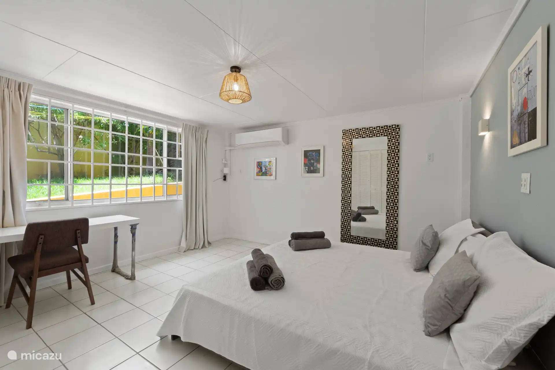 Dormitorio con cama doble 