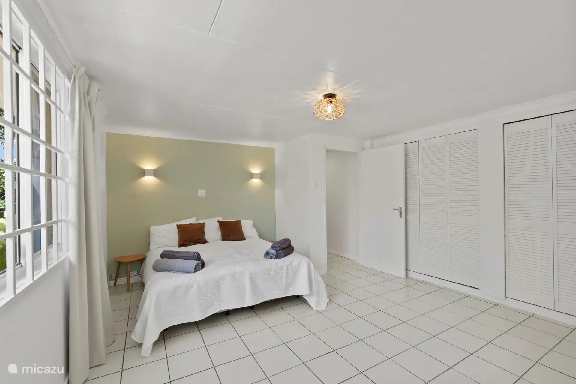 Dormitorio con cama doble y, posiblemente, sofá cama supletorio