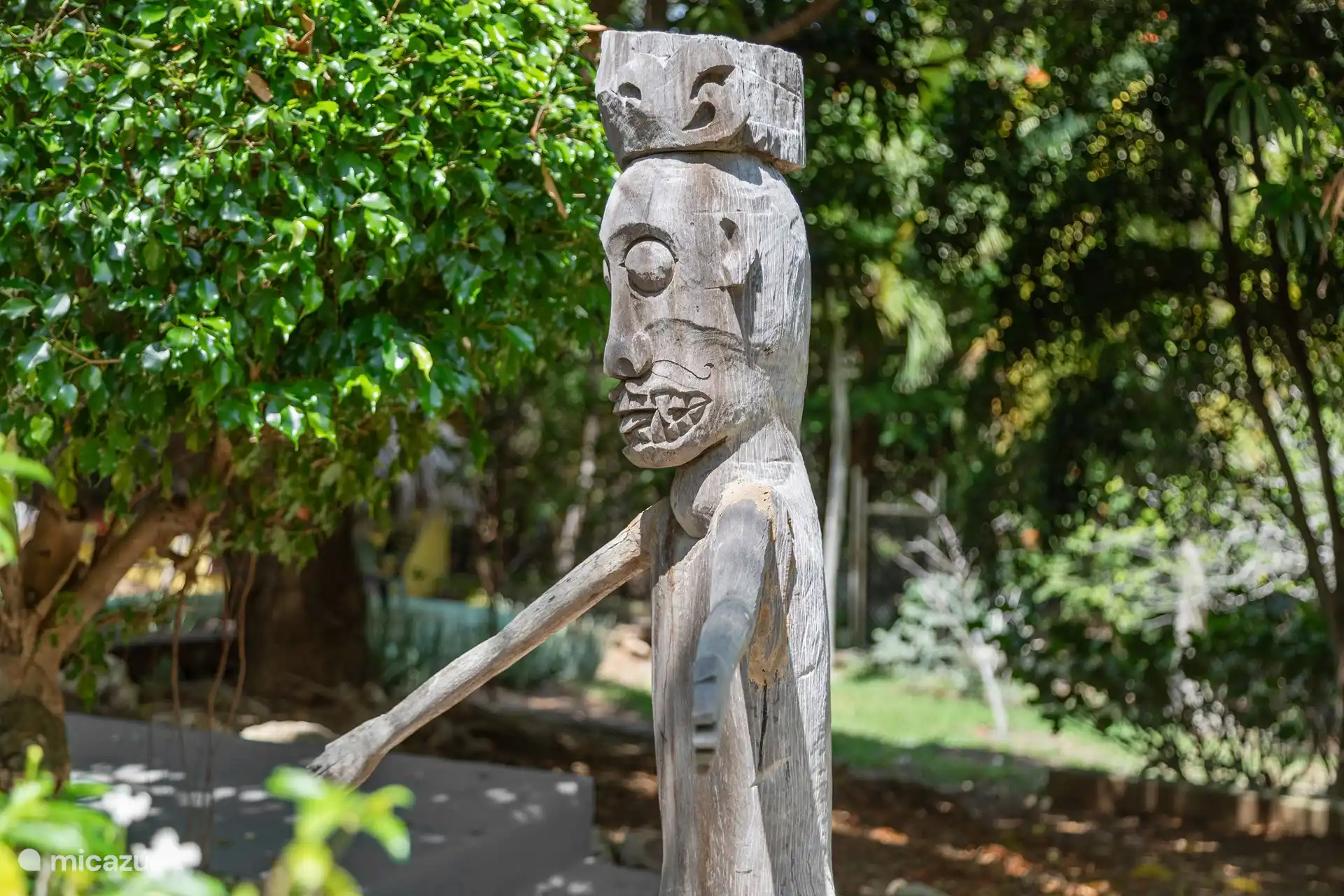 Hay mucho arte en el jardín 