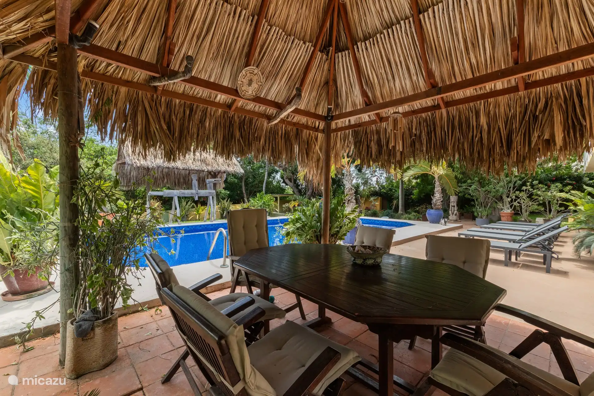 Palapa con mesa grande y 6 sillas (sillas adicionales disponibles)