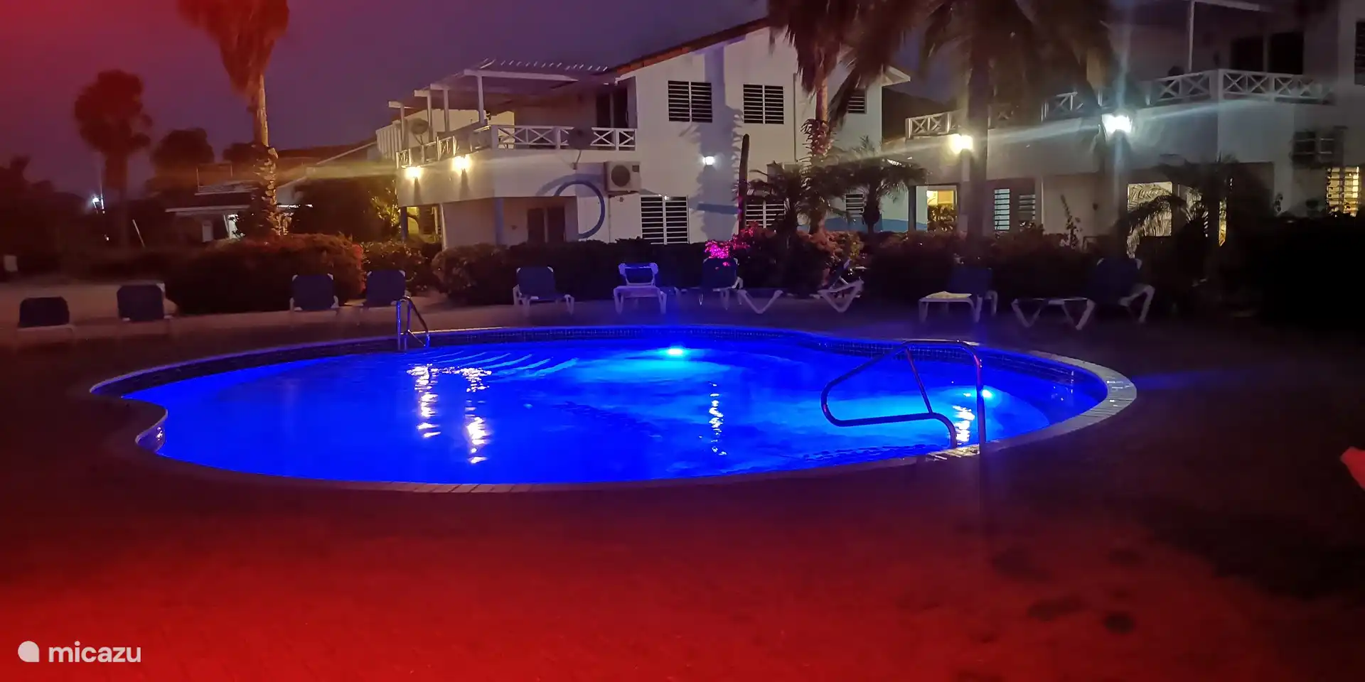 Abends ist der Pool wunderschön beleuchtet