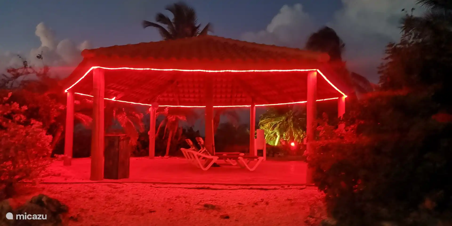 Sie können auch überdacht am Pool sitzen. Abends ist es auch schön beleuchtet