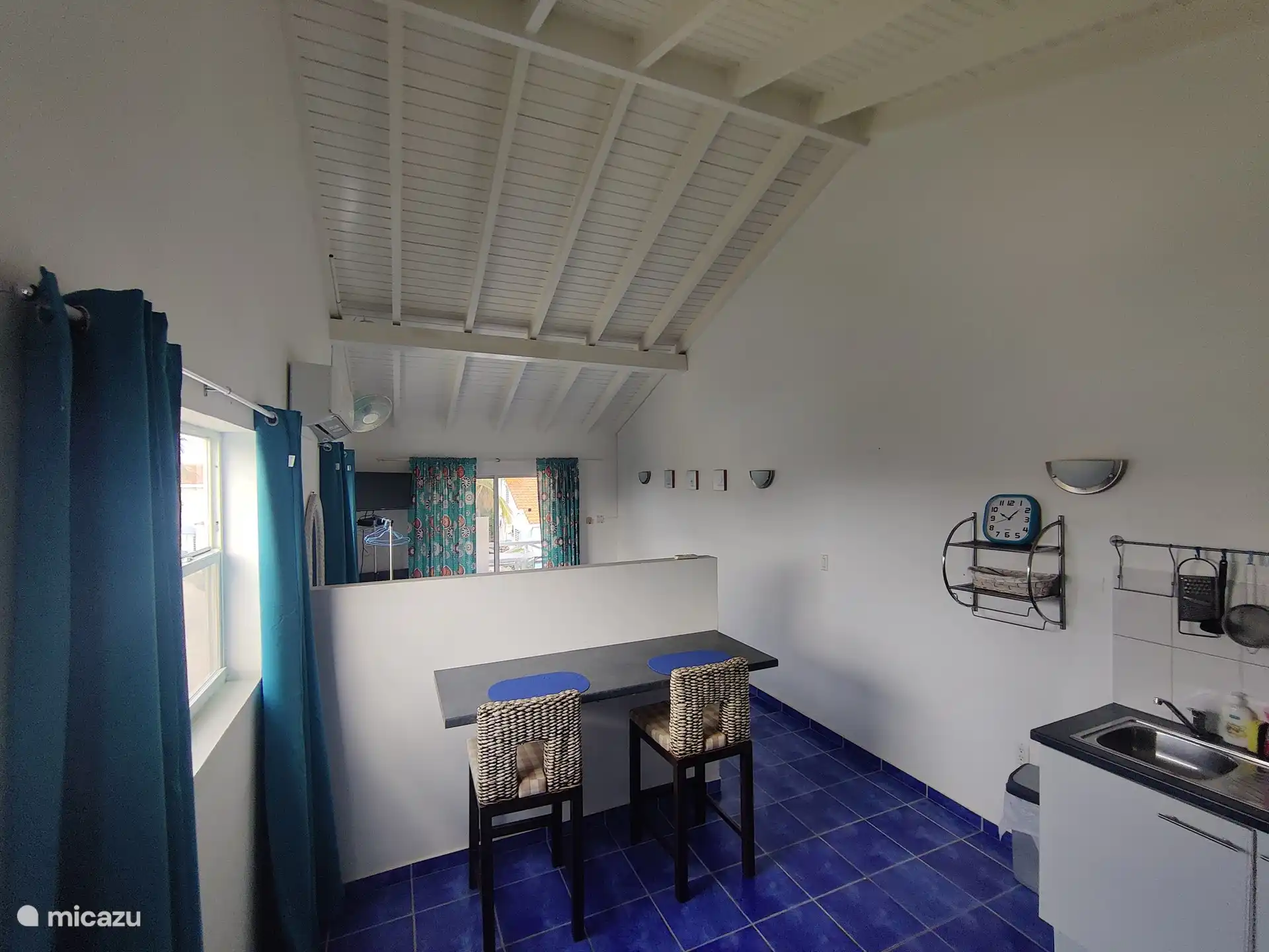 Hier kann man sitzen und an der Bar essen