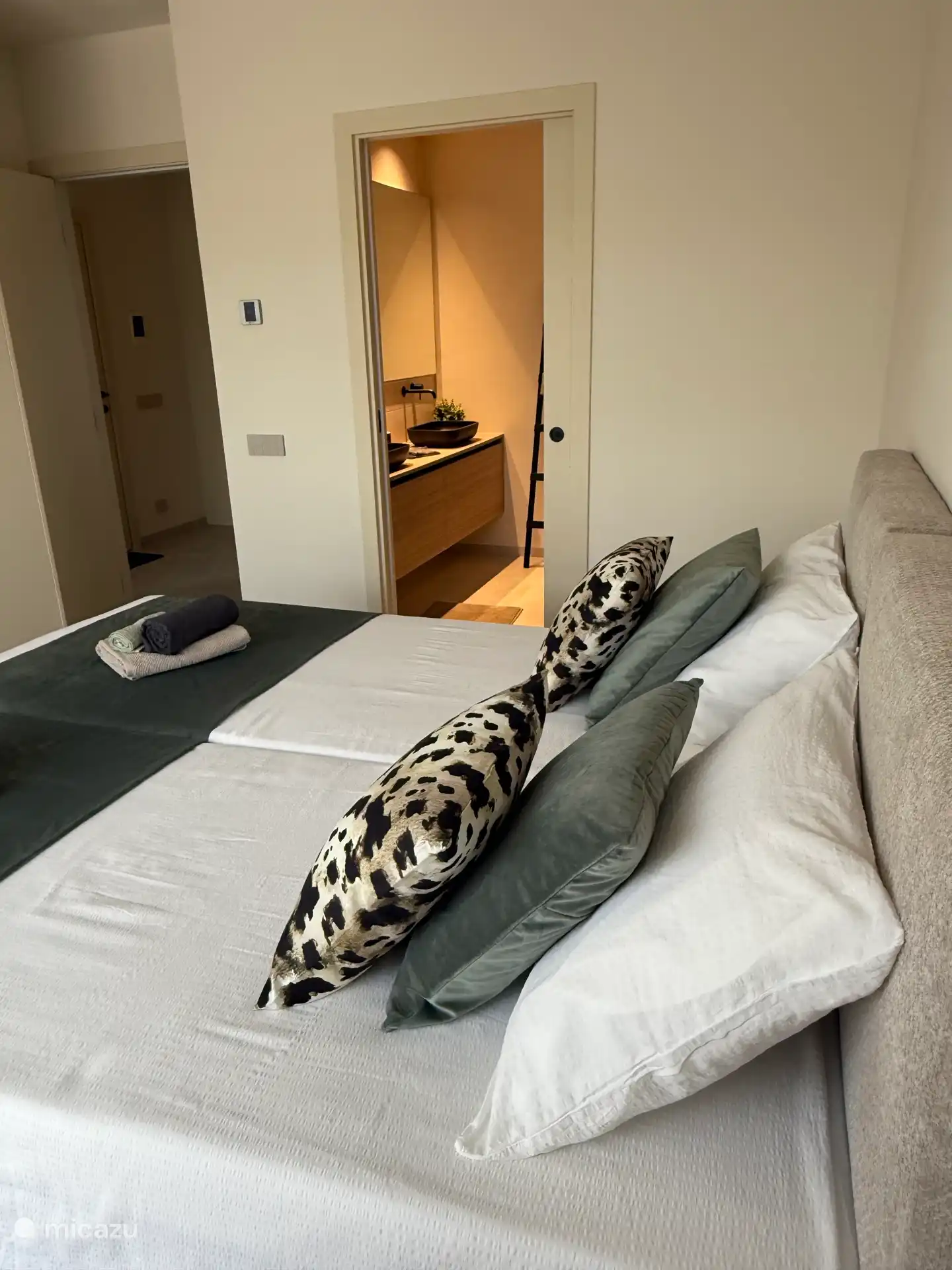 Hauptschlafzimmer mit Bad. Doppelwaschbecken, Dusche, WC. 