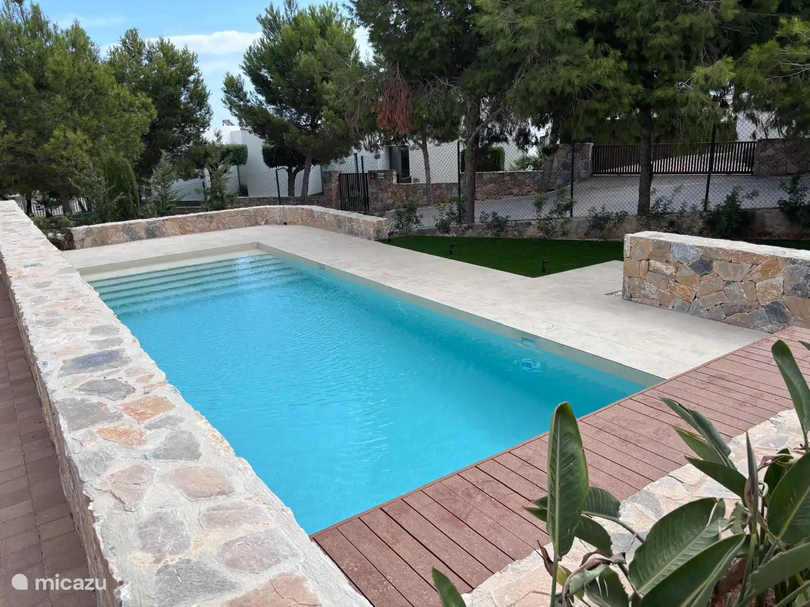 2 Swimmingpools. Wird erhitzt 