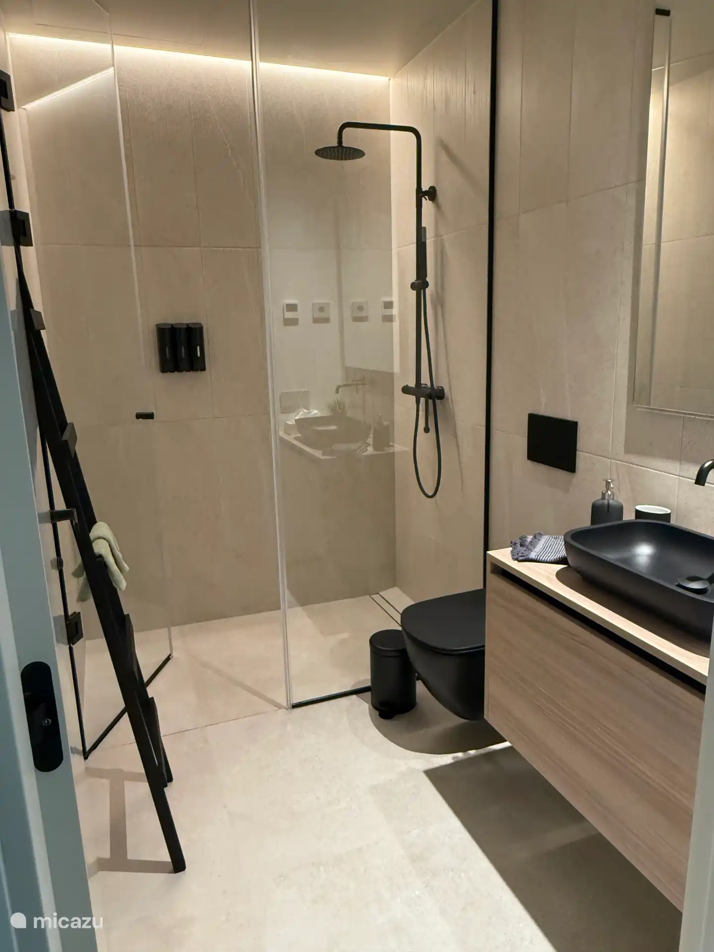 2 Badezimmer. Waschbecken, Dusche und WC 