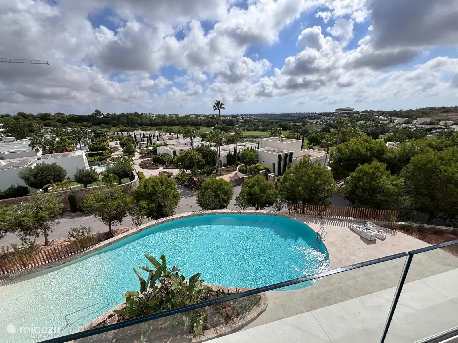Von der Terrasse aus haben Sie einen Blick auf den großen Swimmingpool und über einen Großteil der Golfplätze 