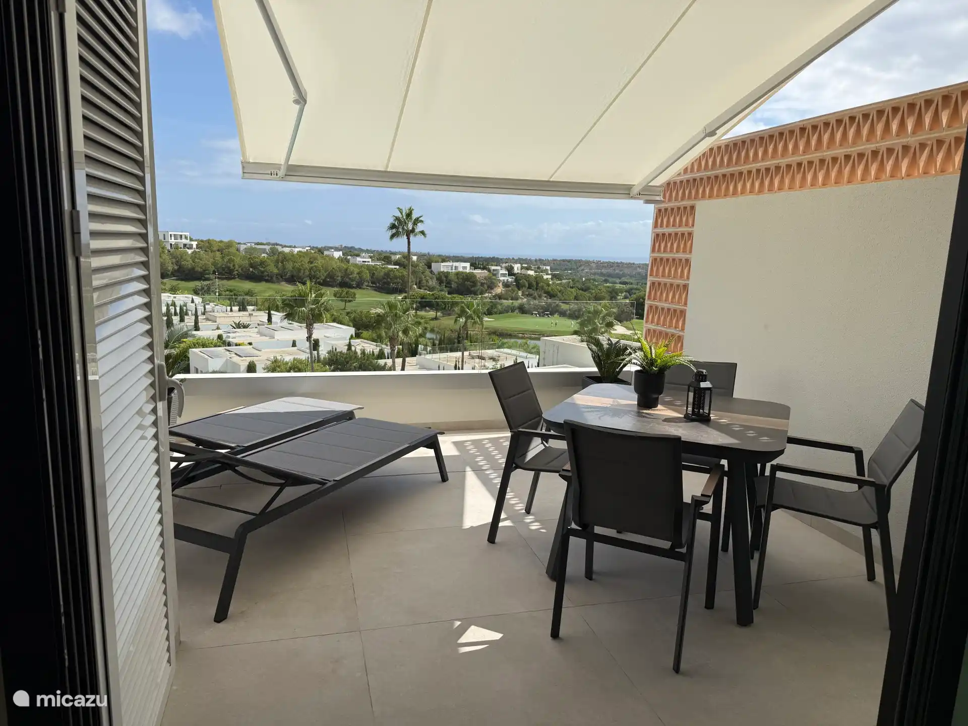 Von der Terrasse aus blicken Sie über fast ganz Las Colinas. 