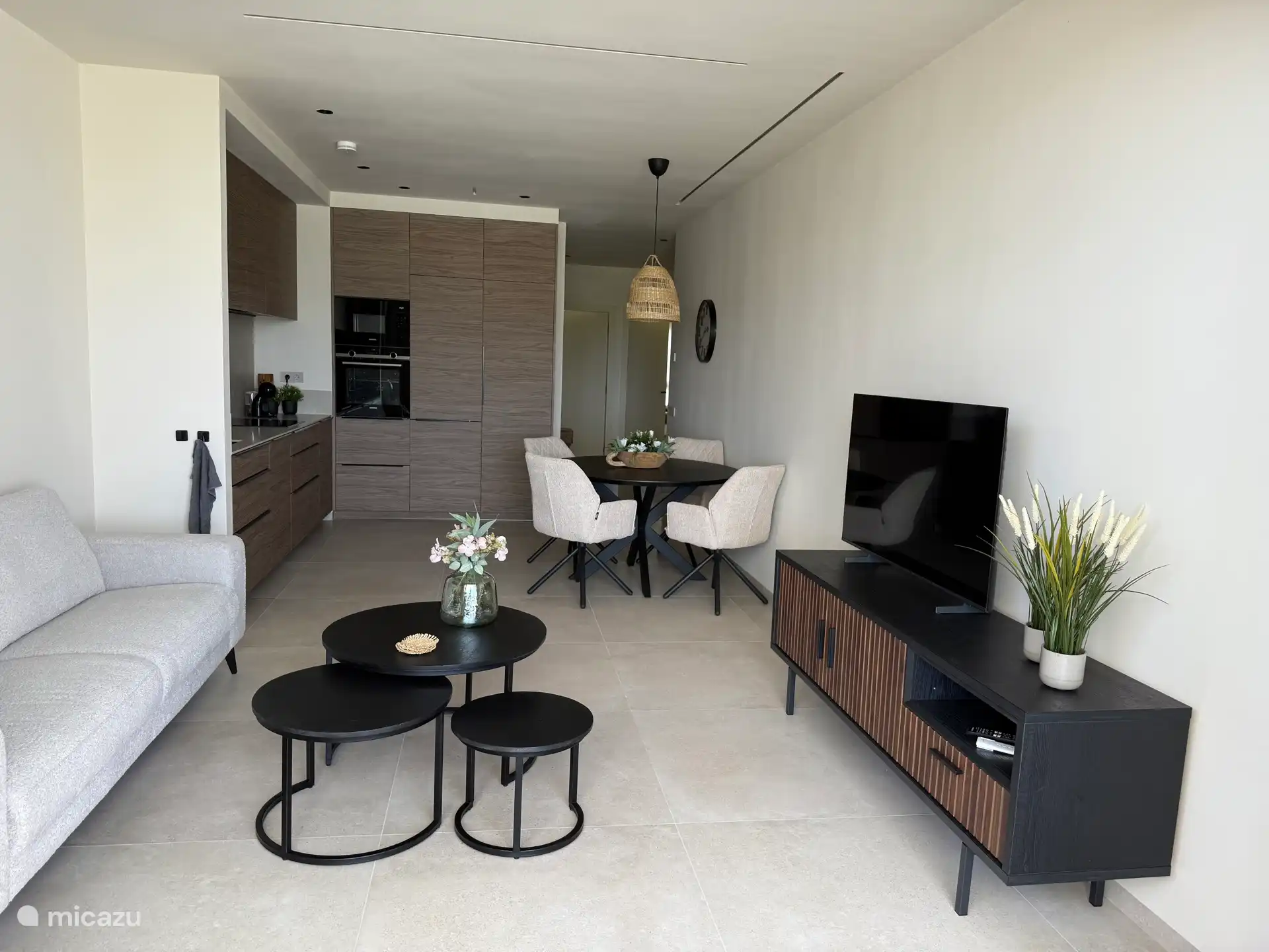 Zimmer, Küche von der Terrasse aus gesehen. 