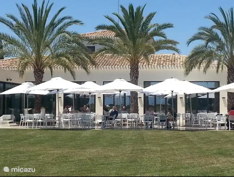 Clubhaus mit Terrasse