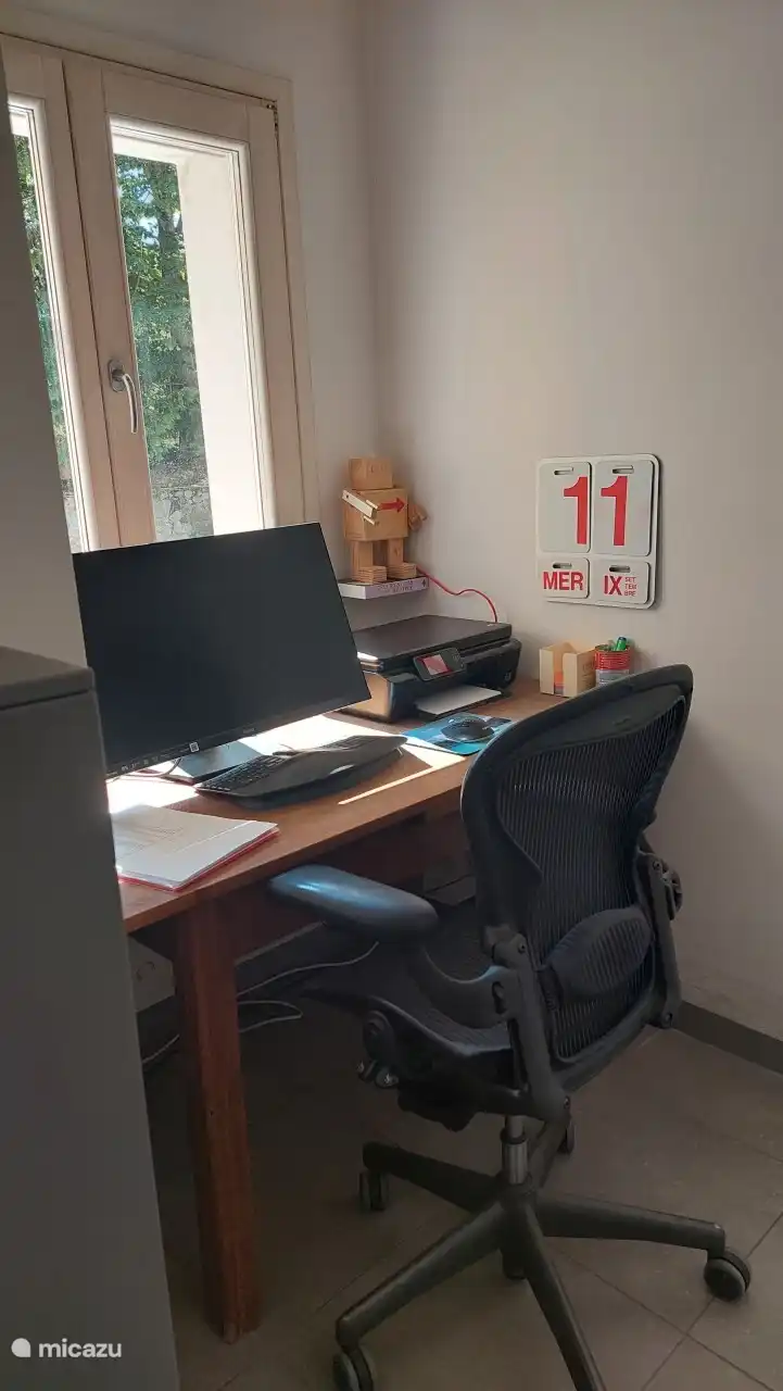 Coin tranquille pour l’ordinateur portable. Avec connexion réseau fixe.