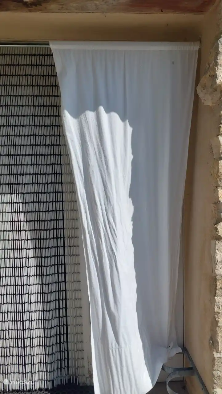 En été, nous gardons la chaleur à l’extérieur avec des chiffons.