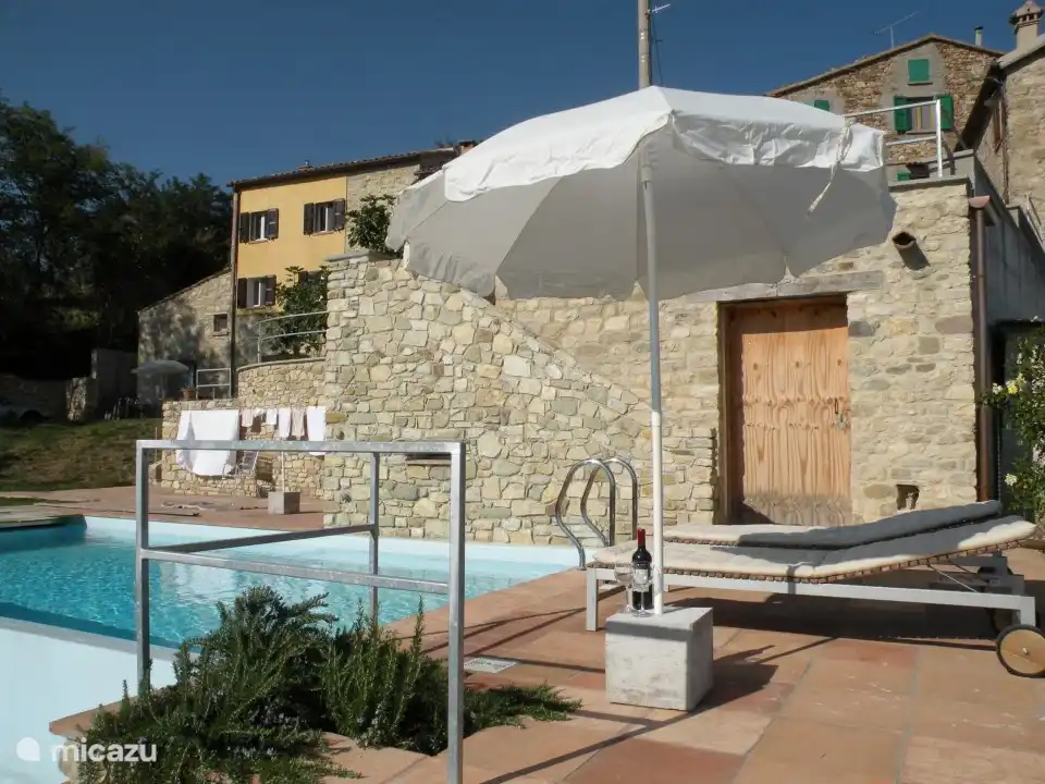 Asseyez-vous et allongez-vous au bord de la piscine.