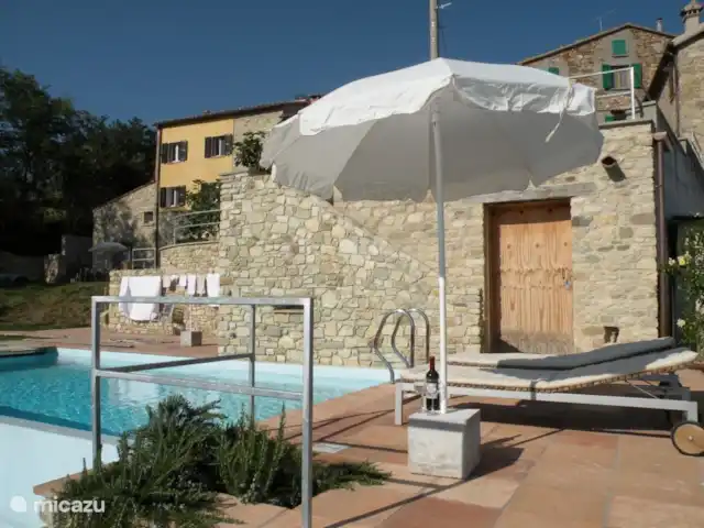 Location de Vacances Italie, Émilie-Romagne, Sogliano al Rubicone, appartement - Casa Calénc Piano terra Asseyez-vous et allongez-vous au bord de la piscine.