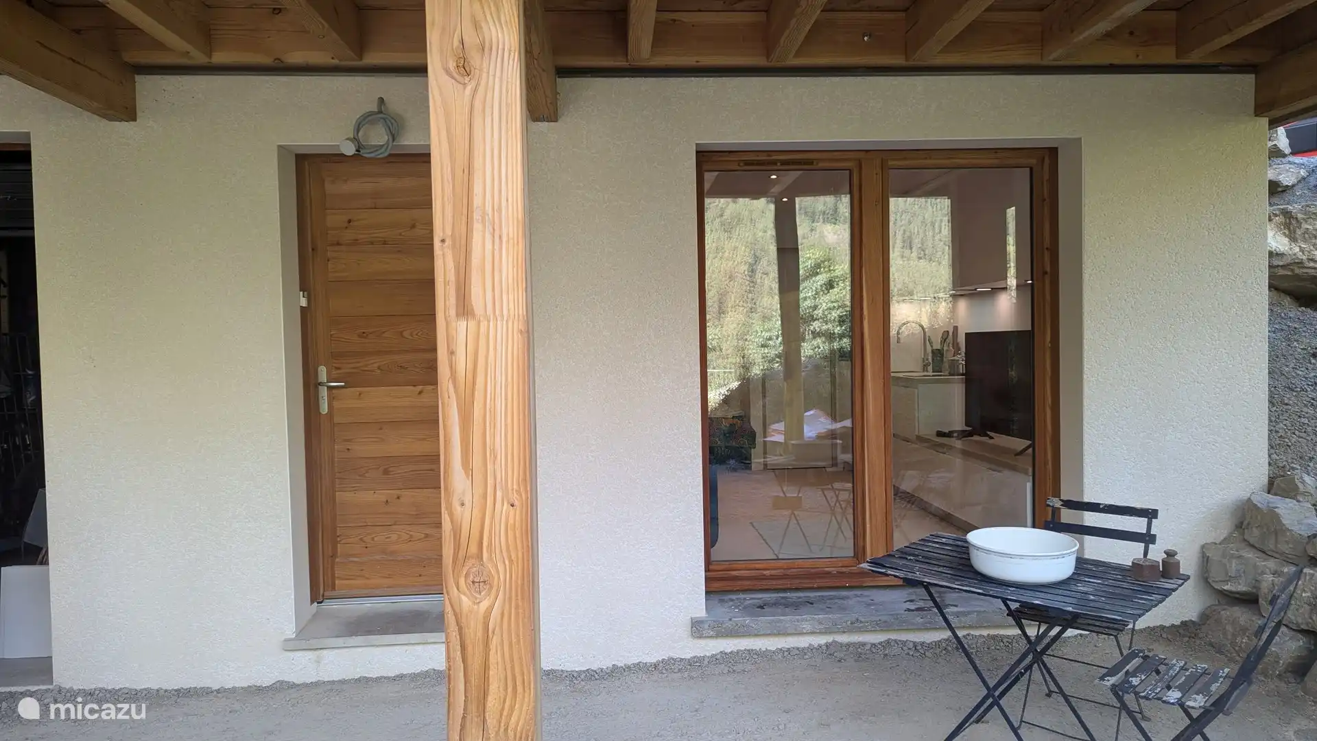 Überdachte Terrasse am Studio.