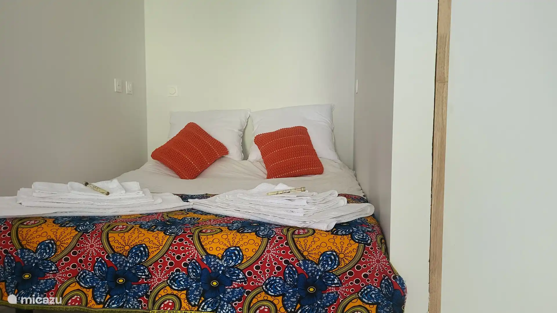 Doppelbett und Schlafplätze für 2 Kinder.