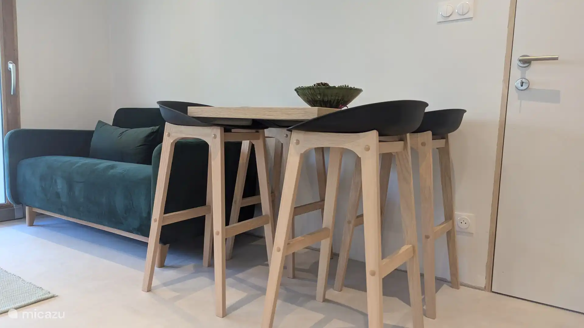 Essbereich und Schlafbereich.